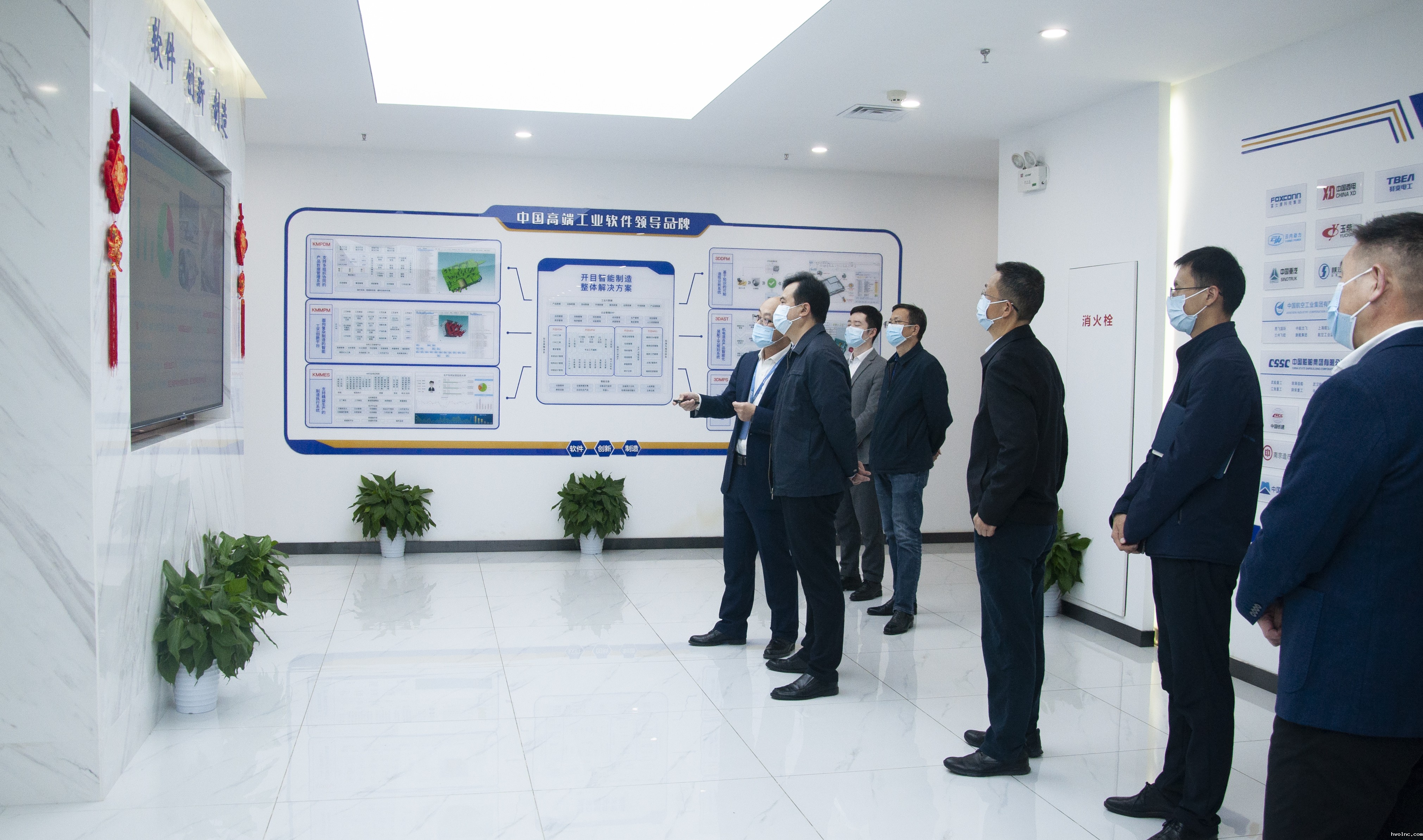  东湖高新区管委会主任张勇强一行莅临betway官网公司考察调研