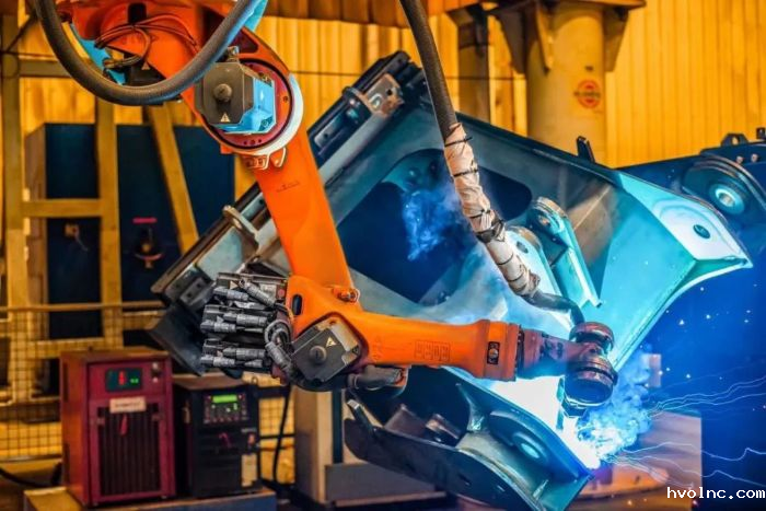 徐工集团：大国重器插上“智慧双翼”