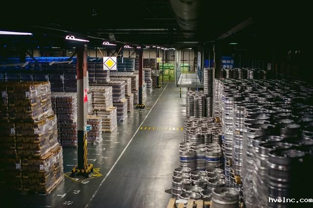 揭秘“黑灯工厂”：中国智造如何用AI实现24小时无人化生产